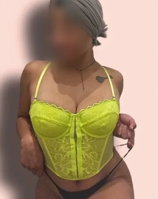 Amira, 27