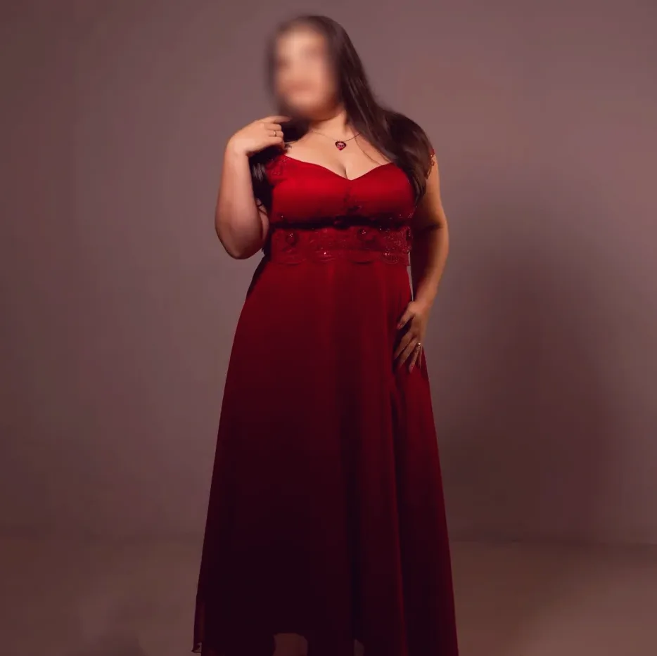 Lilly, 32