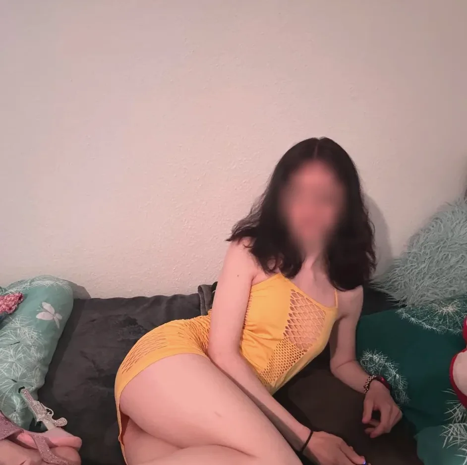 Nina, 28